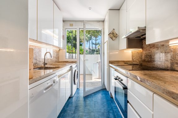 For sale – West-facing 4B townhouse 🇪🇸 1st line to the beach on Marbella’s  Golden Mile