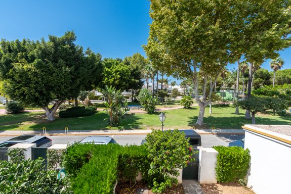 For sale – West-facing 4B townhouse 🇪🇸 1st line to the beach on Marbella’s  Golden Mile