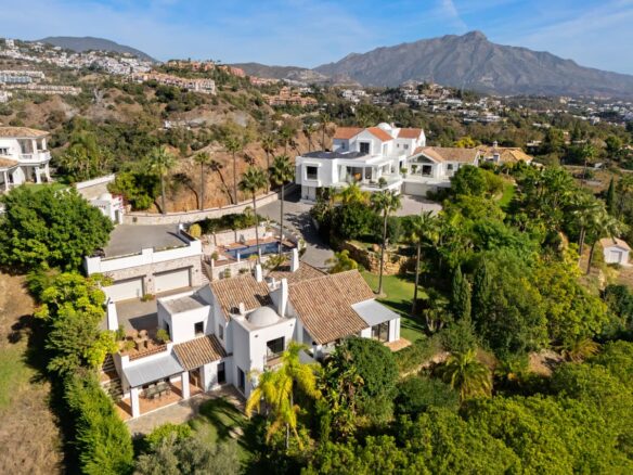 9-BEDROOM VILLA FOR SALE IN PUERTO DEL ALMENDRO, BENAHAVÍS – ULTIMATE PRIVACY & SEA VIEWS! 🌊🏡