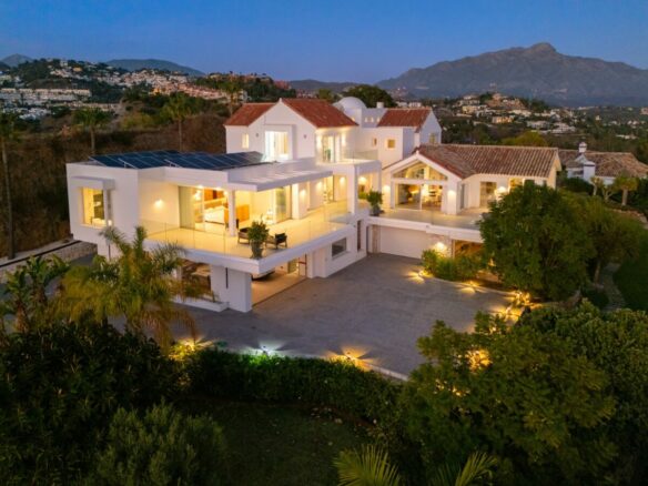 9-BEDROOM VILLA FOR SALE IN PUERTO DEL ALMENDRO, BENAHAVÍS – ULTIMATE PRIVACY & SEA VIEWS! 🌊🏡