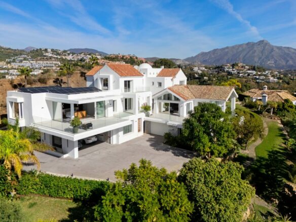 9-BEDROOM VILLA FOR SALE IN PUERTO DEL ALMENDRO, BENAHAVÍS – ULTIMATE PRIVACY & SEA VIEWS! 🌊🏡