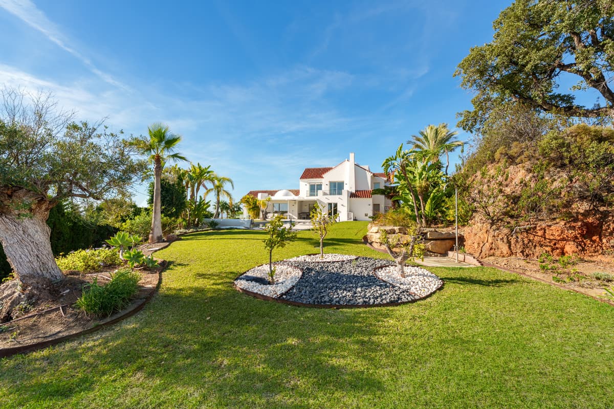 9-BEDROOM VILLA FOR SALE IN PUERTO DEL ALMENDRO, BENAHAVÍS – ULTIMATE PRIVACY & SEA VIEWS! 🌊🏡