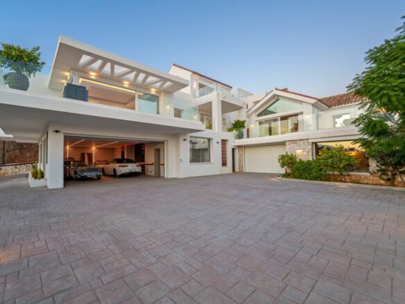 9-BEDROOM VILLA FOR SALE IN PUERTO DEL ALMENDRO, BENAHAVÍS – ULTIMATE PRIVACY & SEA VIEWS! 🌊🏡