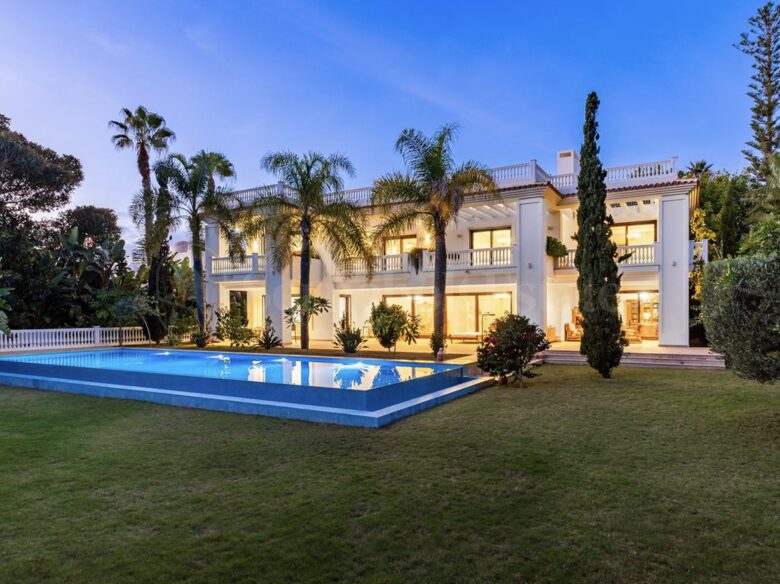 For sale Beachside Modern Dream Home Villa in Exclusive Guadalmina Baja 🇪🇸🏖️.