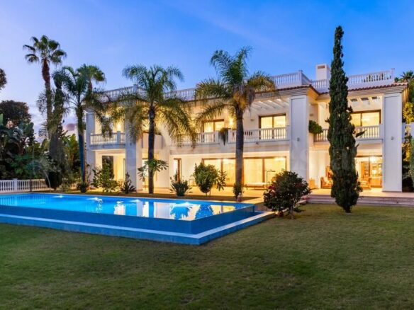 For sale Beachside Modern Dream Home Villa in Exclusive Guadalmina Baja 🇪🇸🏖️.