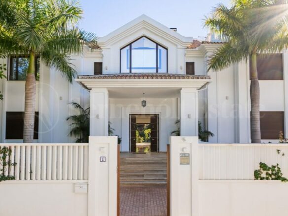For sale Beachside Modern Dream Home Villa in Exclusive Guadalmina Baja 🇪🇸🏖️.