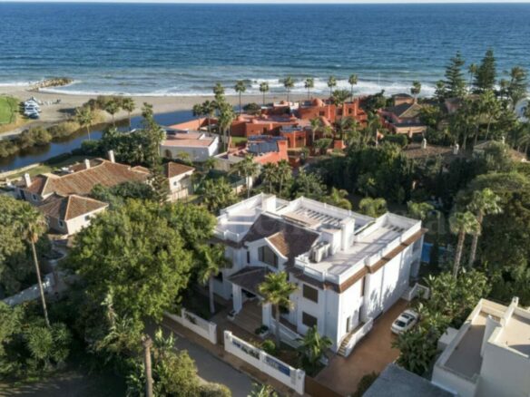 For sale Beachside Modern Dream Home Villa in Exclusive Guadalmina Baja 🇪🇸🏖️.