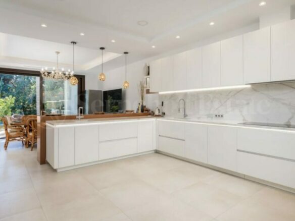 For sale Beachside Modern Dream Home Villa in Exclusive Guadalmina Baja 🇪🇸🏖️.