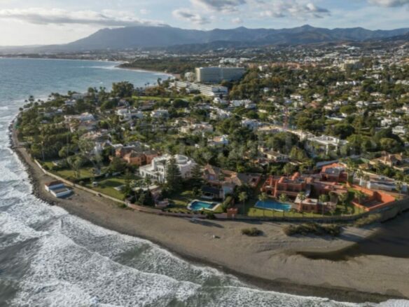 For sale Beachside Modern Dream Home Villa in Exclusive Guadalmina Baja 🇪🇸🏖️.