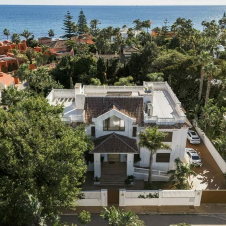 For sale Beachside Modern Dream Home Villa in Exclusive Guadalmina Baja 🇪🇸🏖️.