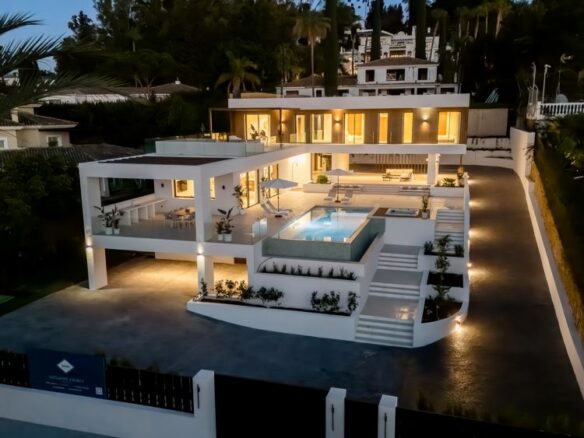 FOR SALE – Stunning Nordic-Style Villa in El Paraíso! 🇪🇸✨  Estepona