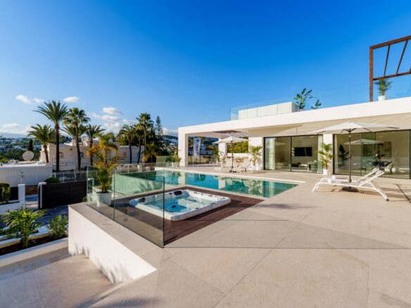 FOR SALE – Stunning Nordic-Style Villa in El Paraíso! 🇪🇸✨  Estepona