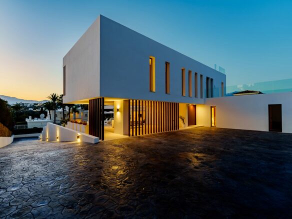 FOR SALE – Stunning Nordic-Style Villa in El Paraíso! 🇪🇸✨  Estepona