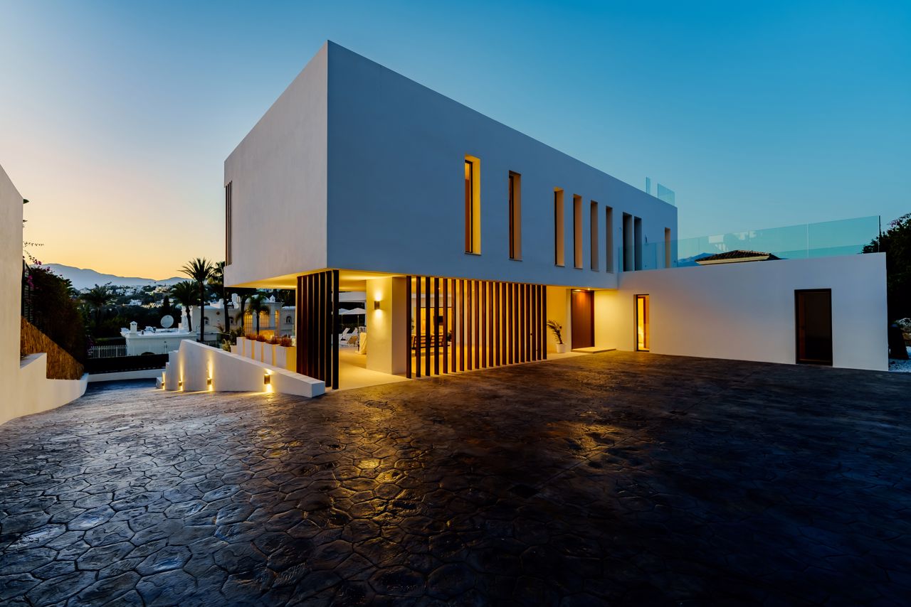 FOR SALE – Stunning Nordic-Style Villa in El Paraíso! 🇪🇸✨  Estepona