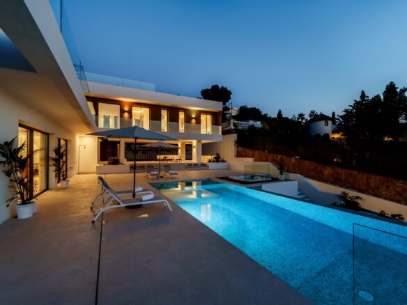 FOR SALE – Stunning Nordic-Style Villa in El Paraíso! 🇪🇸✨  Estepona