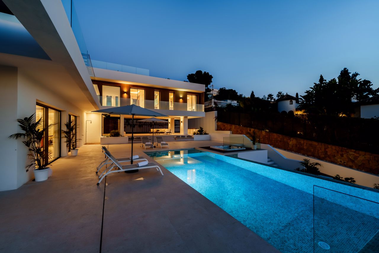 FOR SALE – Stunning Nordic-Style Villa in El Paraíso! 🇪🇸✨  Estepona