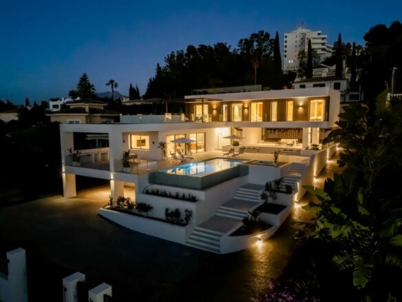 FOR SALE – Stunning Nordic-Style Villa in El Paraíso! 🇪🇸✨  Estepona