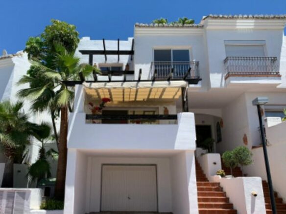 CHARMING 3-BEDROOM TOWNHOUSE FOR SALE IN ZAHARA DE ISTÁN – PANORAMIC LAKE VIEWS! 🌊