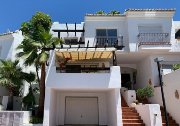CHARMING 3-BEDROOM TOWNHOUSE FOR SALE IN ZAHARA DE ISTÁN – PANORAMIC LAKE VIEWS! 🌊
