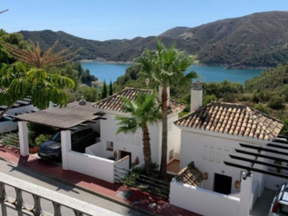 CHARMING 3-BEDROOM TOWNHOUSE FOR SALE IN ZAHARA DE ISTÁN – PANORAMIC LAKE VIEWS! 🌊