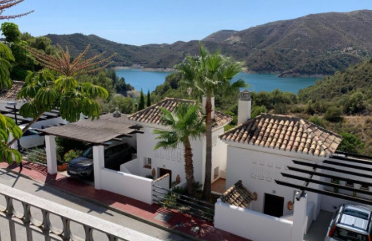 CHARMING 3-BEDROOM TOWNHOUSE FOR SALE IN ZAHARA DE ISTÁN – PANORAMIC LAKE VIEWS! 🌊