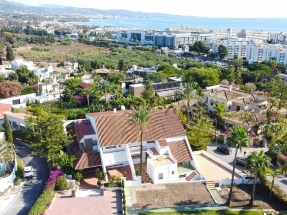 Prime Location Villa For Sale – Walking Distance to Puerto Banús, Nueva Andalucía, Marbella 🇪🇸✨