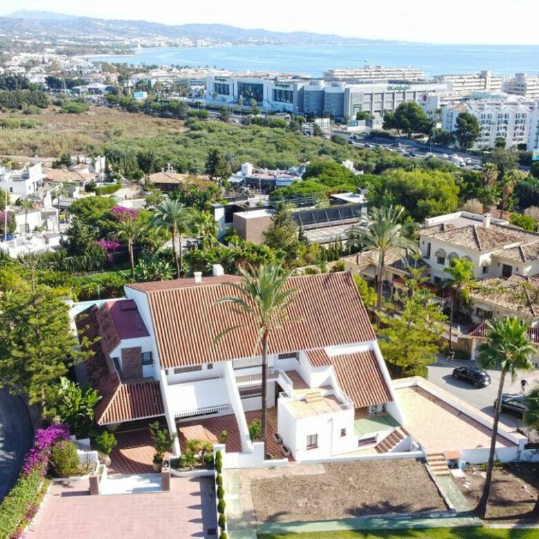 Prime Location Villa For Sale – Walking Distance to Puerto Banús, Nueva Andalucía, Marbella 🇪🇸✨