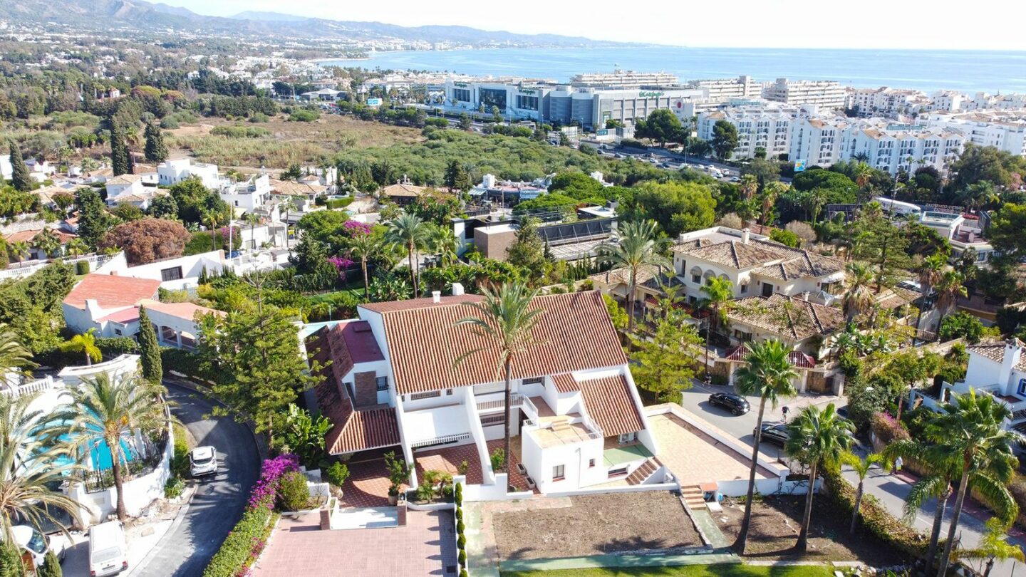 Prime Location Villa For Sale – Walking Distance to Puerto Banús, Nueva Andalucía, Marbella 🇪🇸✨
