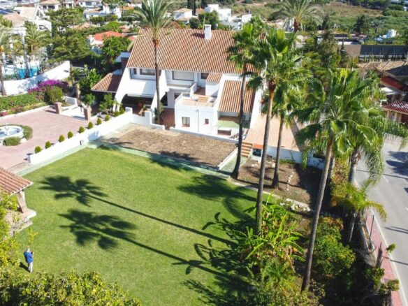 Prime Location Villa For Sale – Walking Distance to Puerto Banús, Nueva Andalucía, Marbella 🇪🇸✨