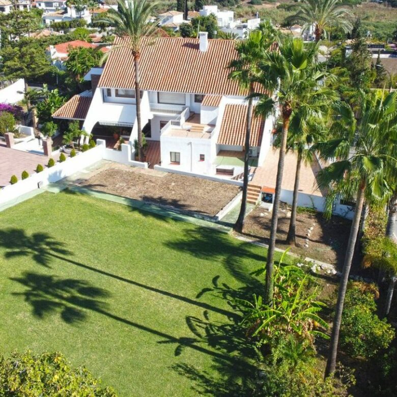 Prime Location Villa For Sale – Walking Distance to Puerto Banús, Nueva Andalucía, Marbella 🇪🇸✨