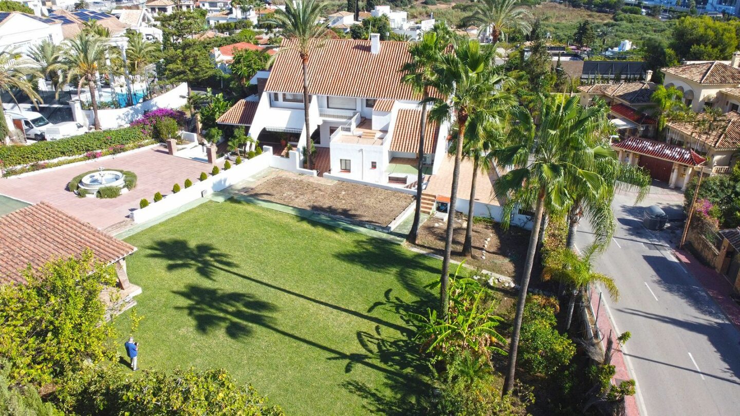 Prime Location Villa For Sale – Walking Distance to Puerto Banús, Nueva Andalucía, Marbella 🇪🇸✨