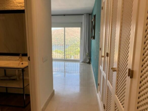 CHARMING 3-BEDROOM TOWNHOUSE FOR SALE IN ZAHARA DE ISTÁN – PANORAMIC LAKE VIEWS! 🌊