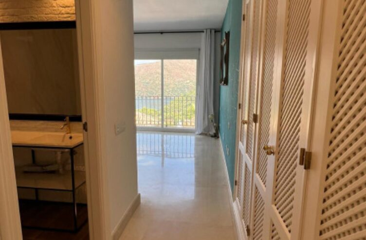 CHARMING 3-BEDROOM TOWNHOUSE FOR SALE IN ZAHARA DE ISTÁN – PANORAMIC LAKE VIEWS! 🌊