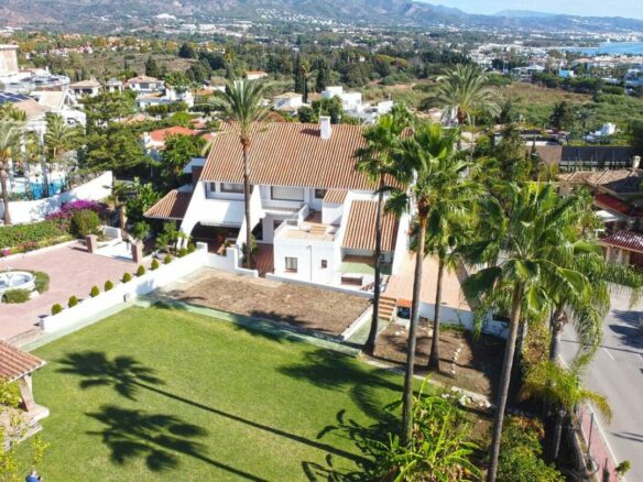Prime Location Villa For Sale – Walking Distance to Puerto Banús, Nueva Andalucía, Marbella 🇪🇸✨