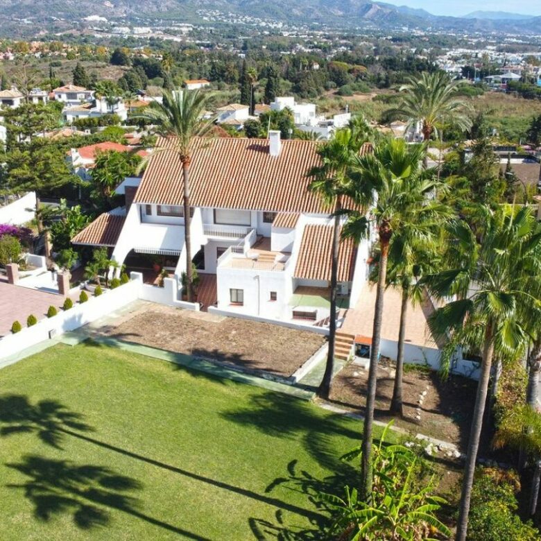 Prime Location Villa For Sale – Walking Distance to Puerto Banús, Nueva Andalucía, Marbella 🇪🇸✨