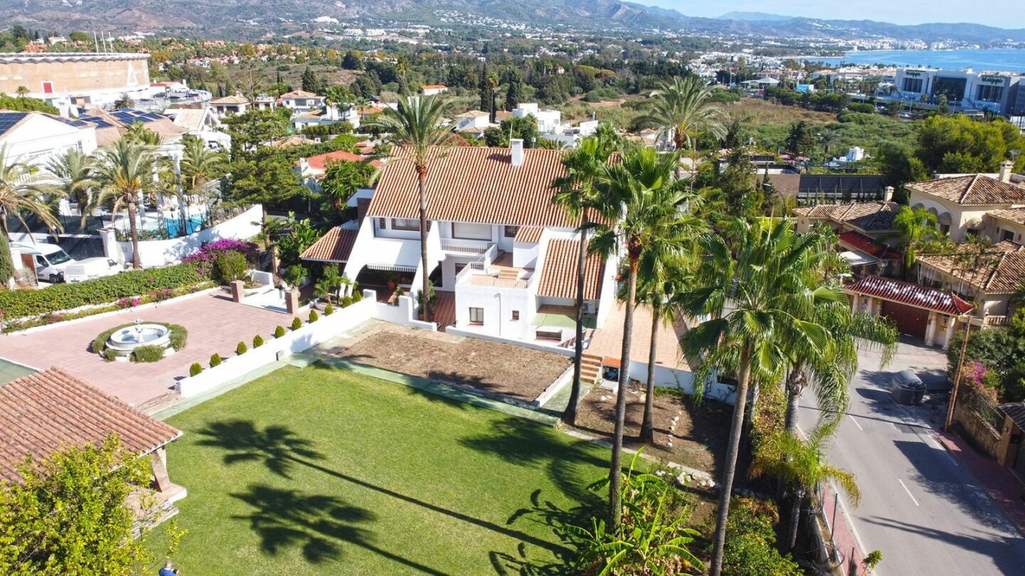 Prime Location Villa For Sale – Walking Distance to Puerto Banús, Nueva Andalucía, Marbella 🇪🇸✨