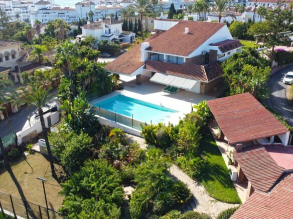 Prime Location Villa For Sale – Walking Distance to Puerto Banús, Nueva Andalucía, Marbella 🇪🇸✨