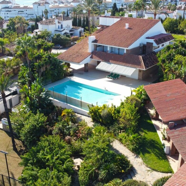 Prime Location Villa For Sale – Walking Distance to Puerto Banús, Nueva Andalucía, Marbella 🇪🇸✨