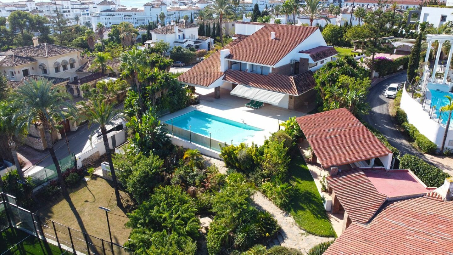 Prime Location Villa For Sale – Walking Distance to Puerto Banús, Nueva Andalucía, Marbella 🇪🇸✨