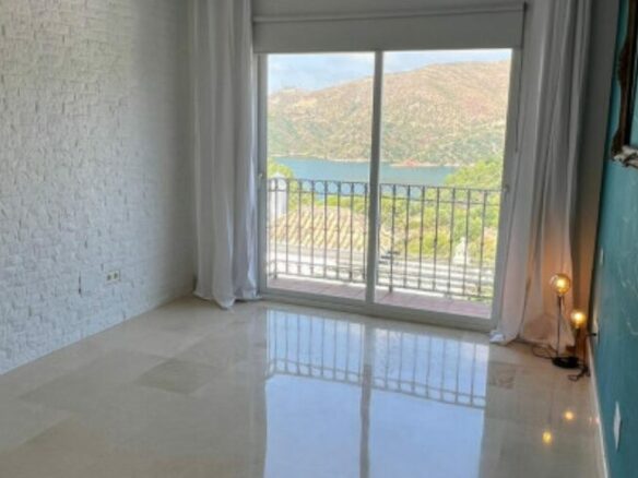 CHARMING 3-BEDROOM TOWNHOUSE FOR SALE IN ZAHARA DE ISTÁN – PANORAMIC LAKE VIEWS! 🌊