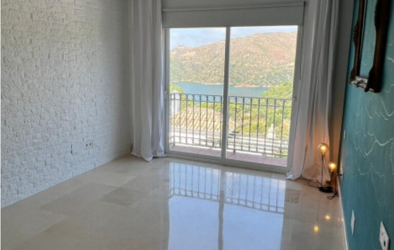 CHARMING 3-BEDROOM TOWNHOUSE FOR SALE IN ZAHARA DE ISTÁN – PANORAMIC LAKE VIEWS! 🌊