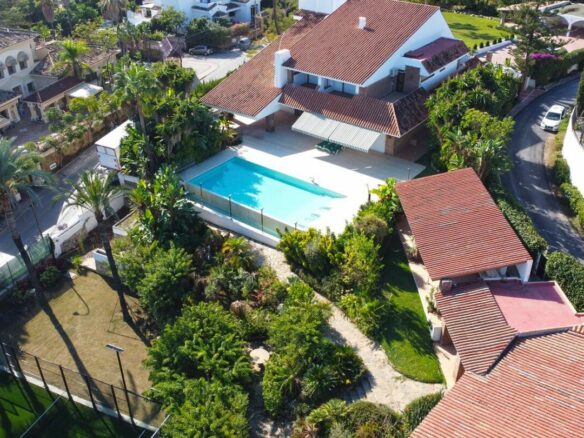 Prime Location Villa For Sale – Walking Distance to Puerto Banús, Nueva Andalucía, Marbella 🇪🇸✨