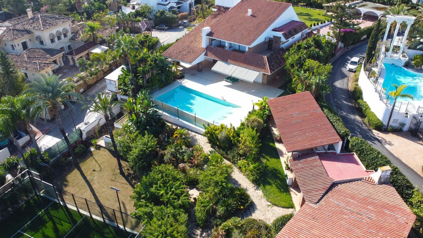 Prime Location Villa For Sale – Walking Distance to Puerto Banús, Nueva Andalucía, Marbella 🇪🇸✨