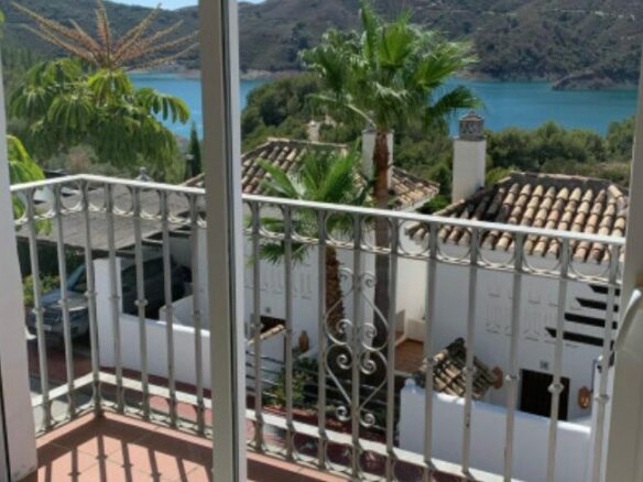 CHARMING 3-BEDROOM TOWNHOUSE FOR SALE IN ZAHARA DE ISTÁN – PANORAMIC LAKE VIEWS! 🌊