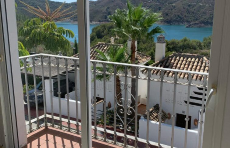 CHARMING 3-BEDROOM TOWNHOUSE FOR SALE IN ZAHARA DE ISTÁN – PANORAMIC LAKE VIEWS! 🌊
