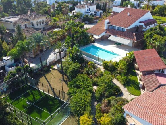 Prime Location Villa For Sale – Walking Distance to Puerto Banús, Nueva Andalucía, Marbella 🇪🇸✨
