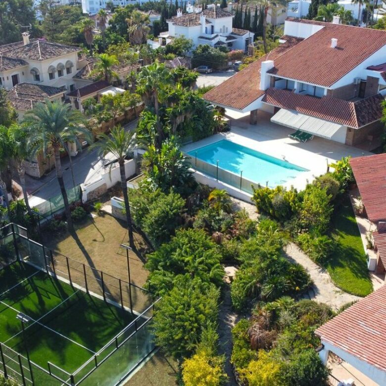 Prime Location Villa For Sale – Walking Distance to Puerto Banús, Nueva Andalucía, Marbella 🇪🇸✨