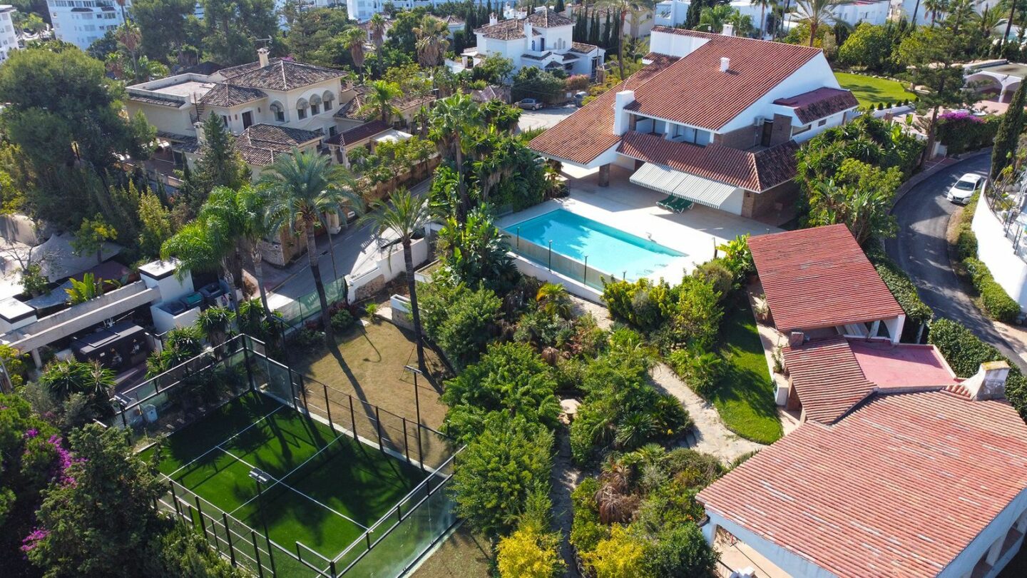 Prime Location Villa For Sale – Walking Distance to Puerto Banús, Nueva Andalucía, Marbella 🇪🇸✨