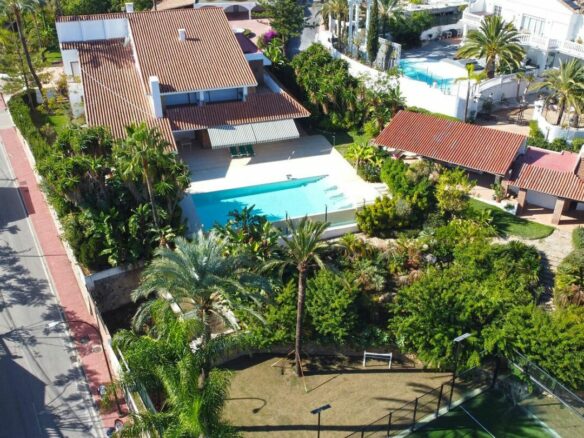 Prime Location Villa For Sale – Walking Distance to Puerto Banús, Nueva Andalucía, Marbella 🇪🇸✨