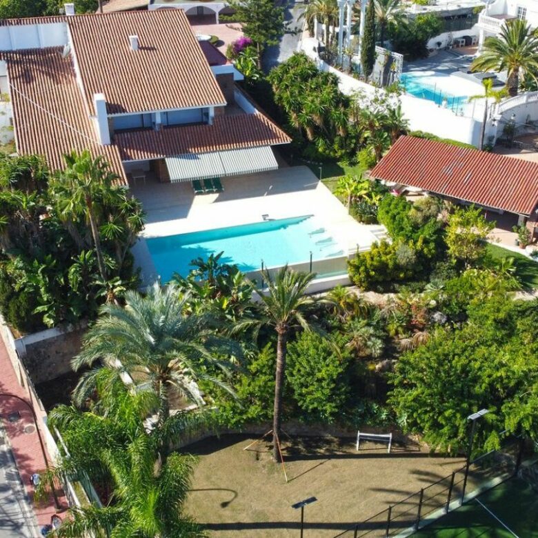 Prime Location Villa For Sale – Walking Distance to Puerto Banús, Nueva Andalucía, Marbella 🇪🇸✨